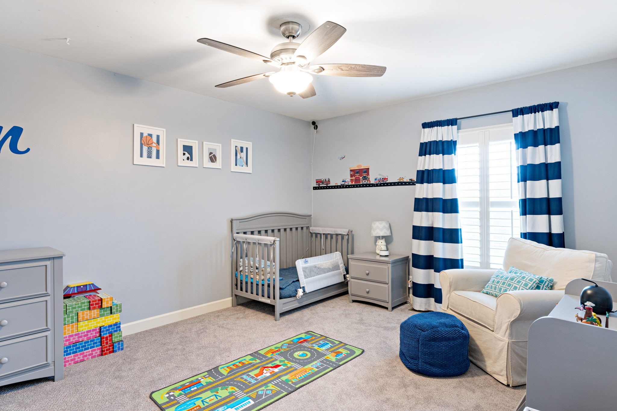 910 Riverbend Road Nashville, TN 37221 - Photo 29 of 48 a bedroom with furniture and a book shelf