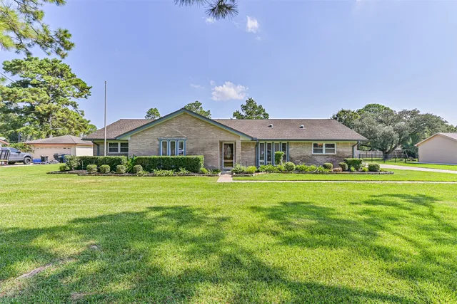 $565,000 | 803 Greenbriar Drive, Friendswood, TX 77546