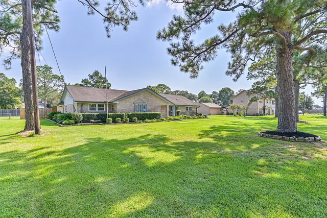 $565,000 | 803 Greenbriar Drive, Friendswood, TX 77546