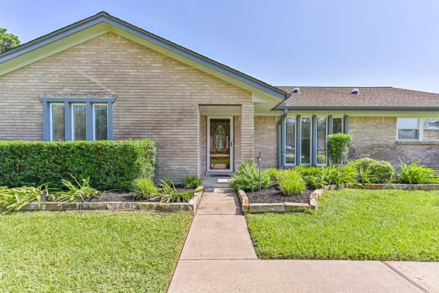 $565,000 | 803 Greenbriar Drive, Friendswood, TX 77546