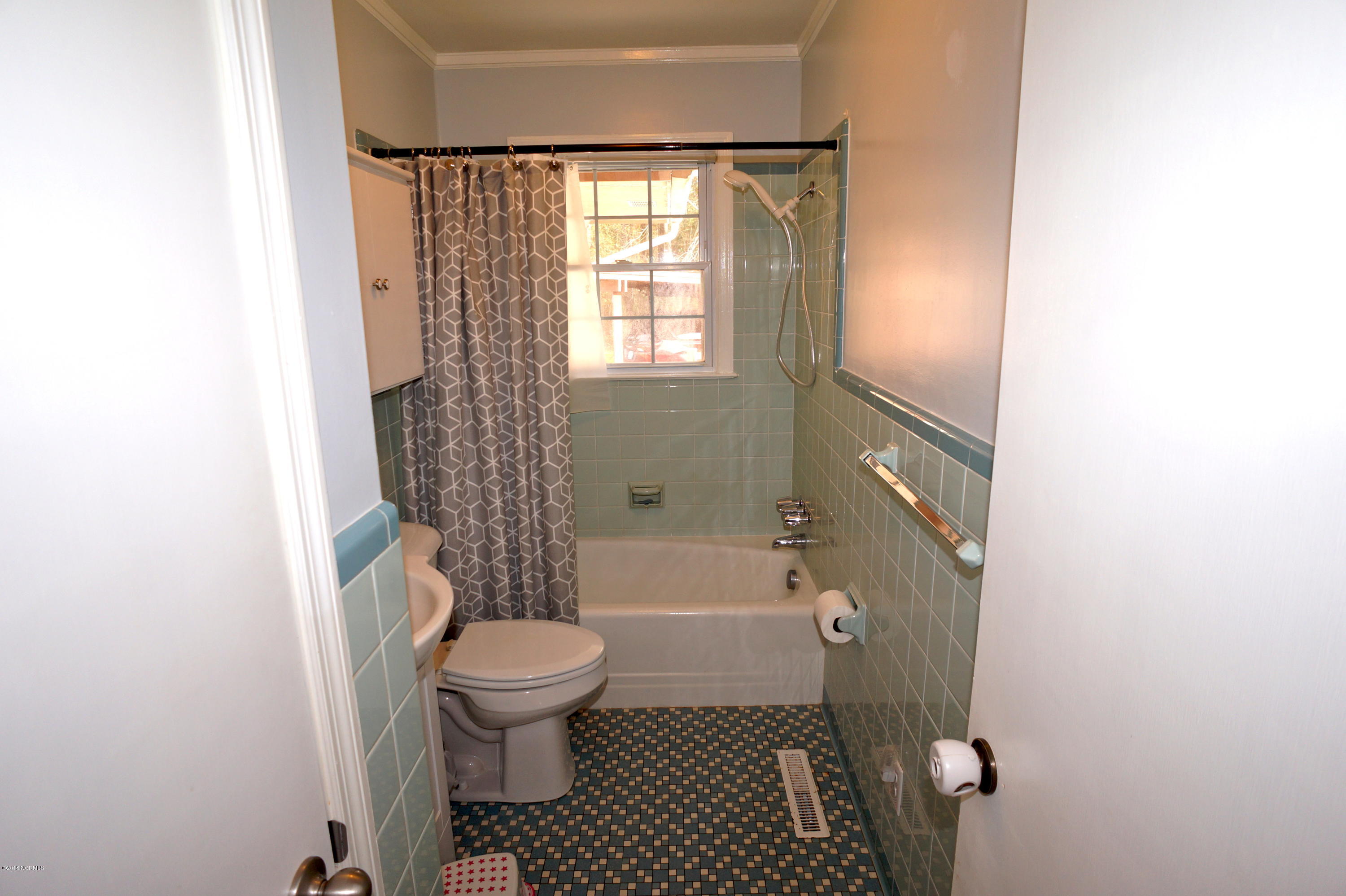 321 Craven County Road New Bern, NC 28560 - Photo 24 of 34 Tiled Hall Bath