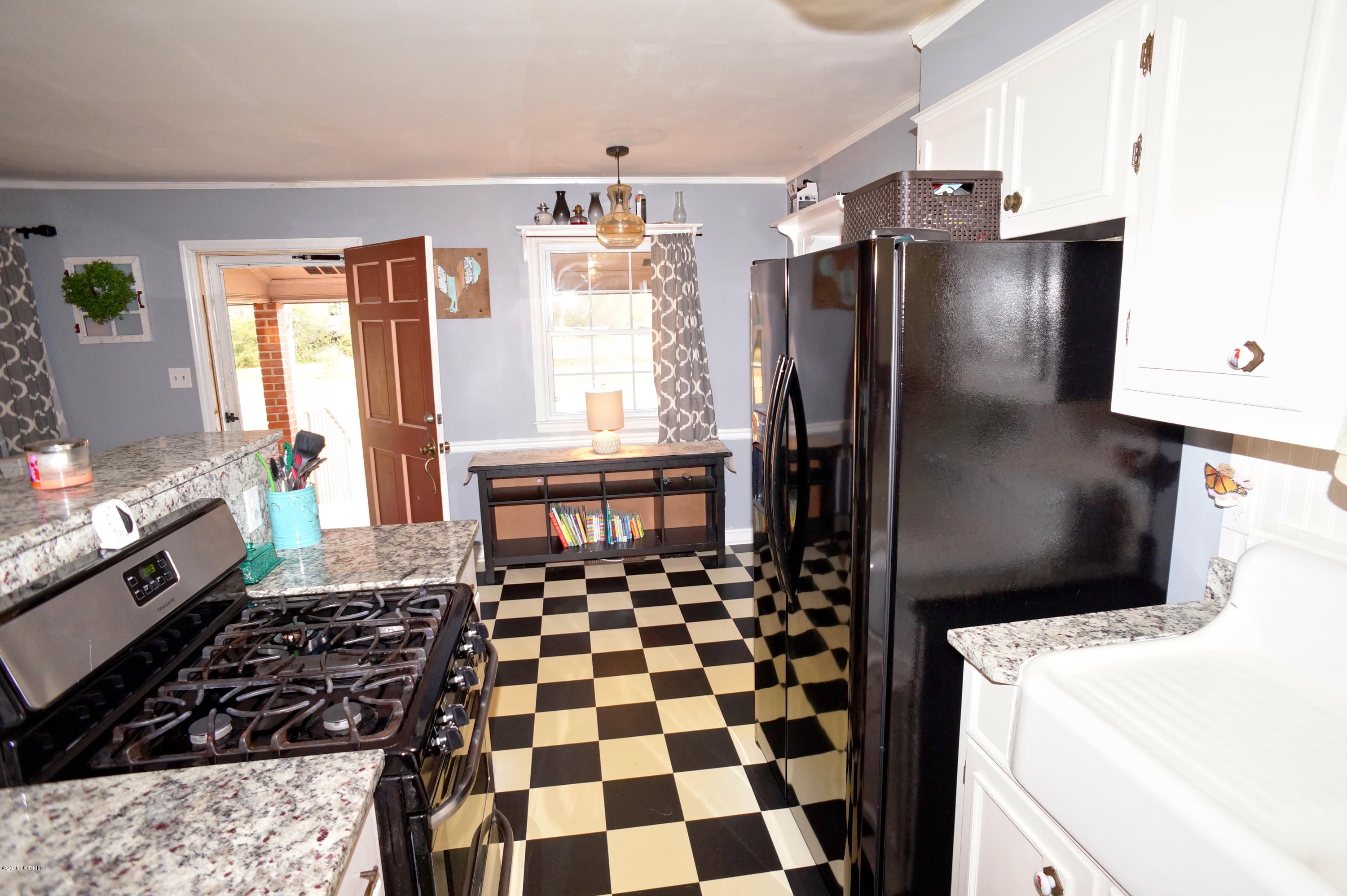 321 Craven County Road New Bern, NC 28560 - Photo 7 of 34 All Appliances Stay