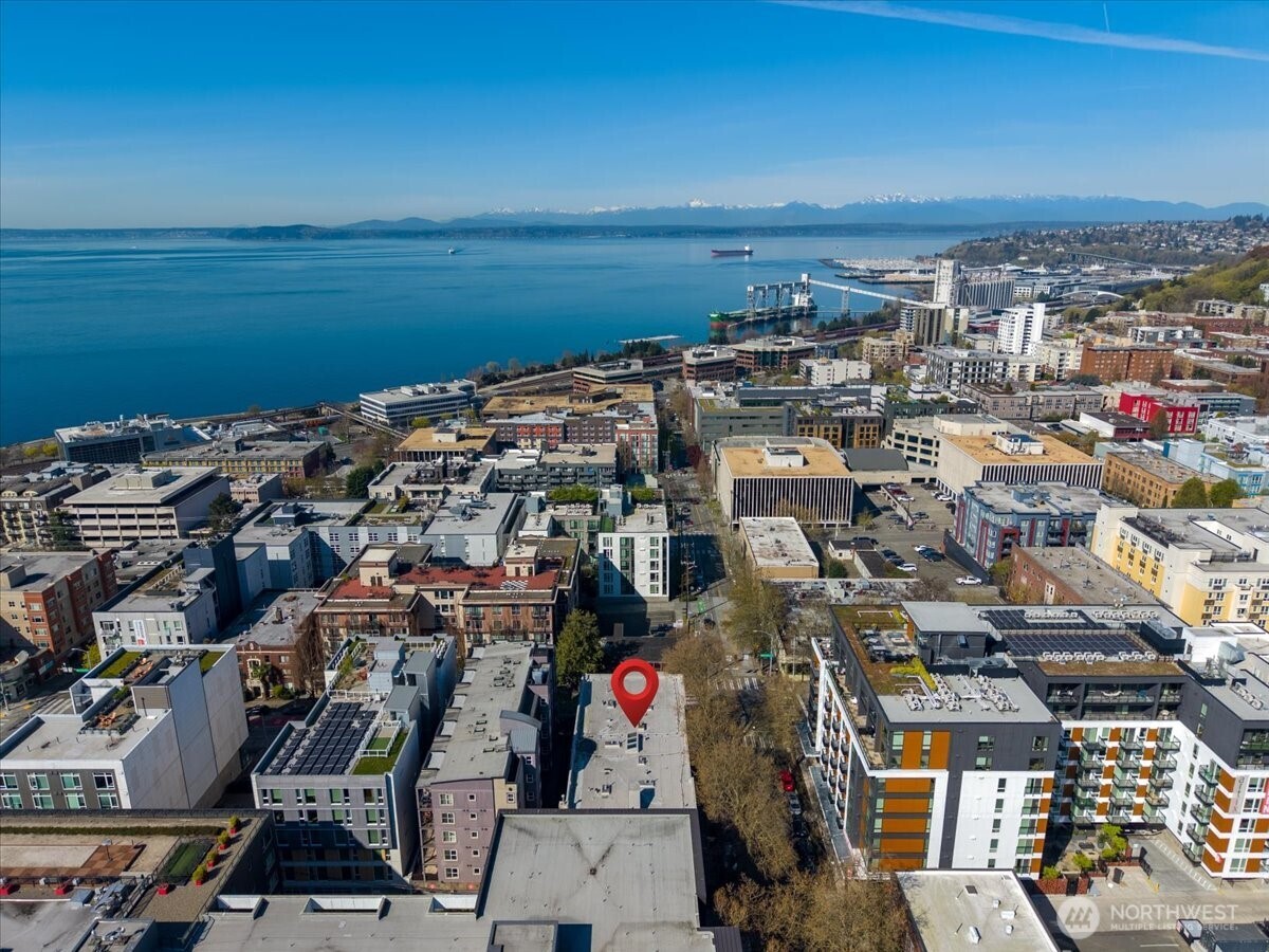 7 Harrison Street, Unit 20 Seattle, WA 98109 - Photo 25 of 27 a city view