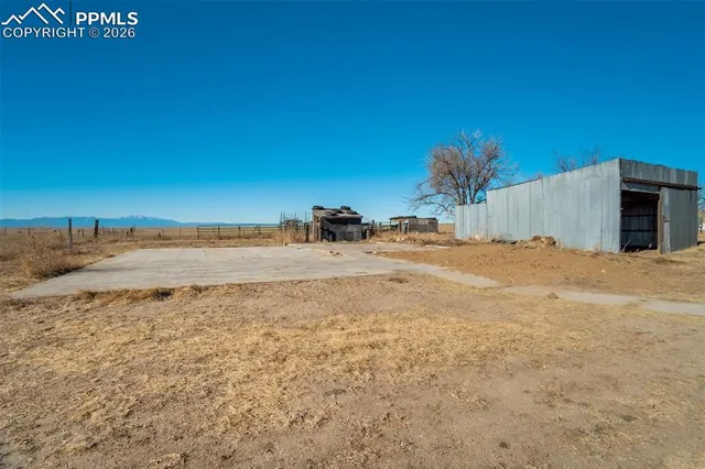 a view of a backyard of the house