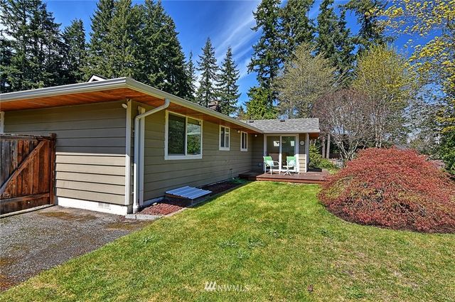 a view of house with backyard
