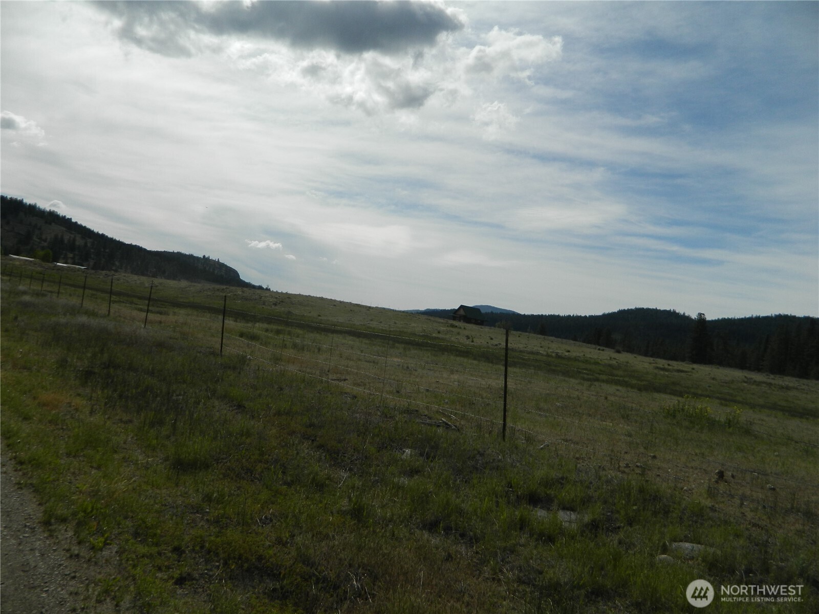 4 Duck Flats Road Tonasket, WA 98855 - Photo 6 of 6 a view of a field with an ocean
