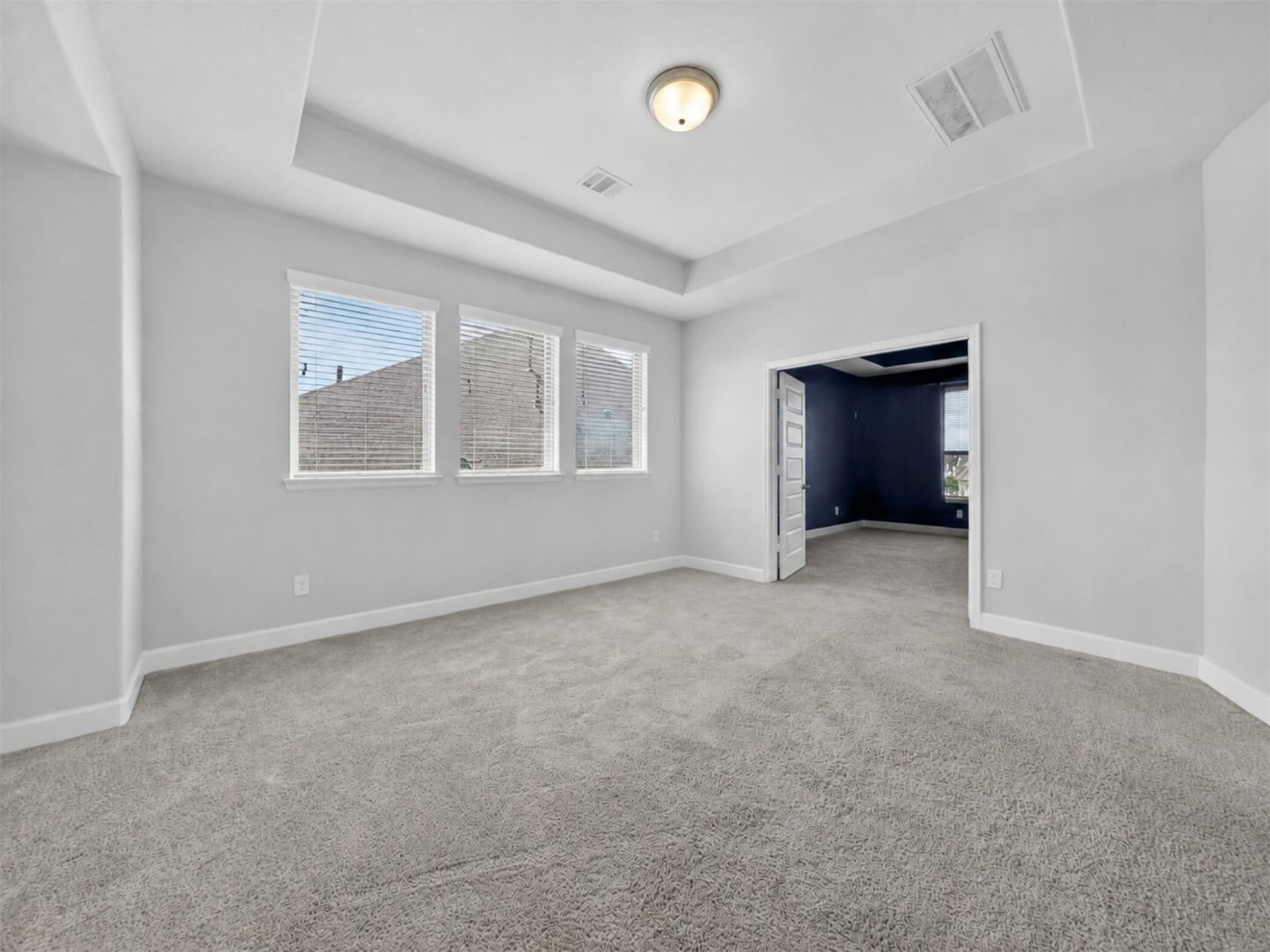 4343 Martin Ridge Drive Manvel, TX 77578 - Photo 27 of 50 an empty room with windows and closet
