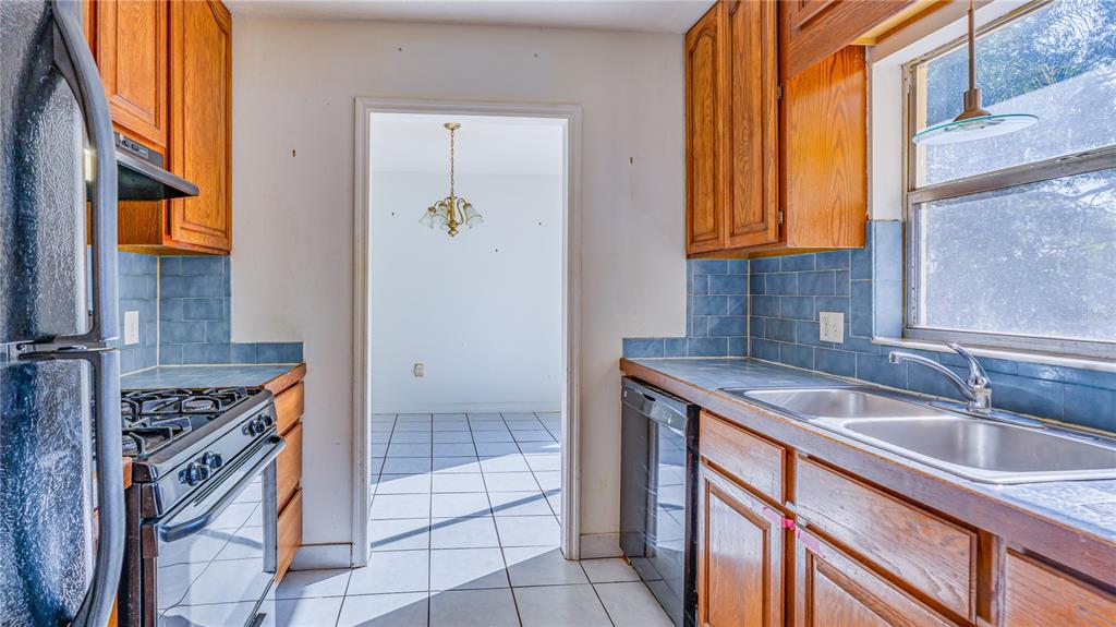 633 Huntington Street Brandon, FL 33511 - Photo 16 of 35 a kitchen that has a sink and a stove