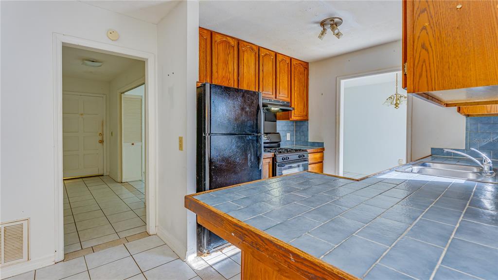 633 Huntington Street Brandon, FL 33511 - Photo 20 of 35 a kitchen with stainless steel appliances a refrigerator and a counter top space