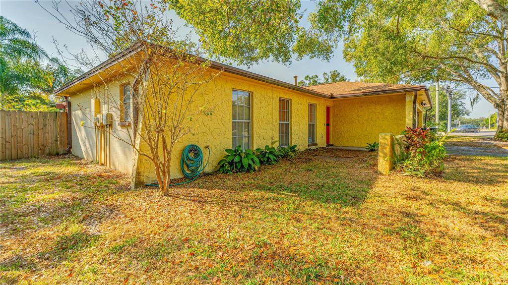 633 Huntington Street Brandon, FL 33511 - Photo 3 of 35 a backyard of a house