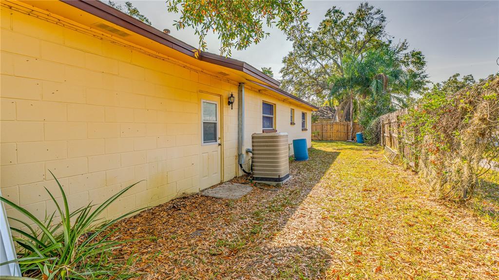 633 Huntington Street Brandon, FL 33511 - Photo 33 of 35 a backyard of a house