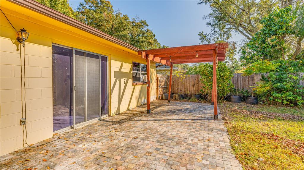633 Huntington Street Brandon, FL 33511 - Photo 34 of 35 a view of a backyard with a small cabin