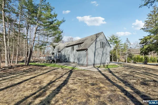 $1,495,000 | 11 Carlough Road, Upper Saddle River, NJ 07458