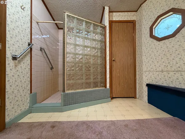 a view of livingroom with furniture
