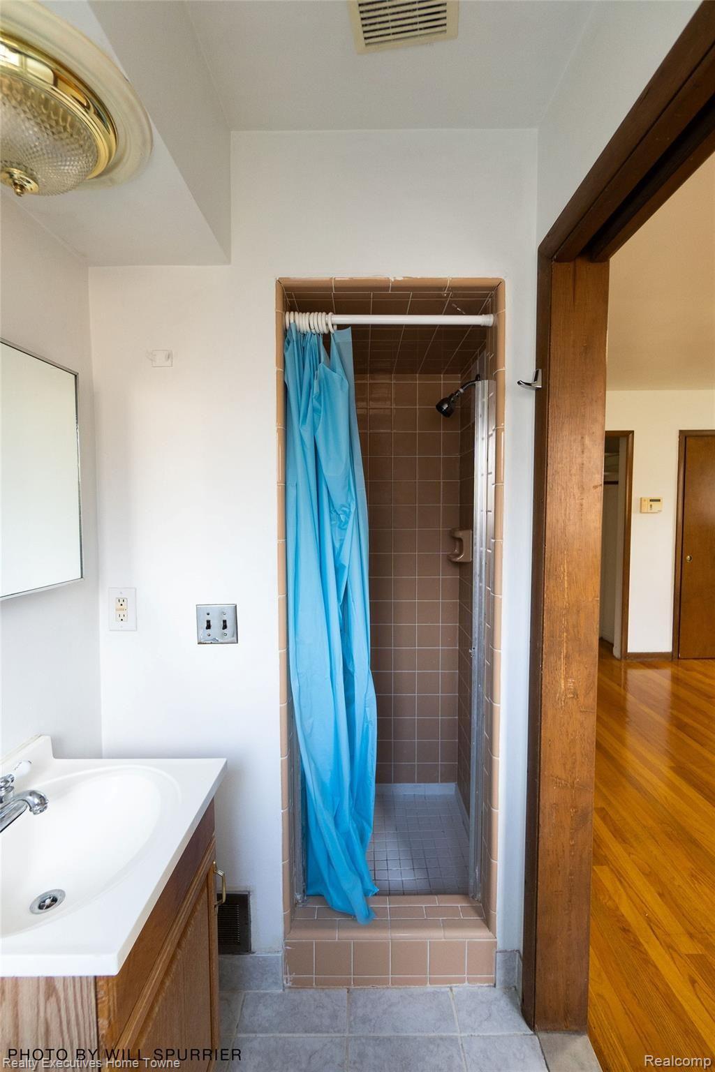 11420 Racine Road Warren, MI 48093 - Photo 24 of 35 Bathroom2(2).jpg