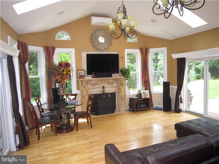 1048 Sorrel Road Huntingdon Valley, PA 19006 - Photo 2 of 25 Family Room