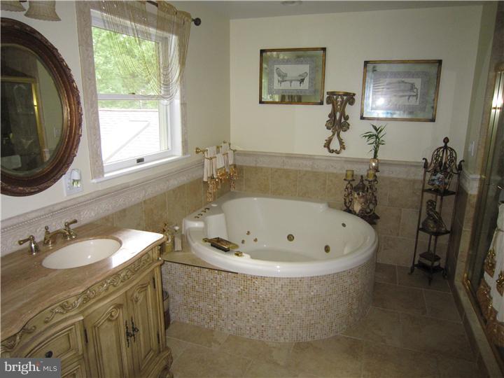 1048 Sorrel Road Huntingdon Valley, PA 19006 - Photo 13 of 25 Bathroom