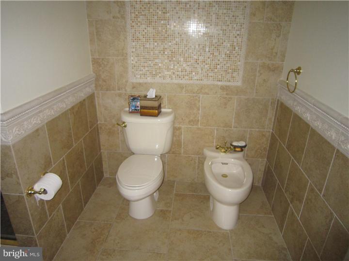 1048 Sorrel Road Huntingdon Valley, PA 19006 - Photo 14 of 25 Bathroom