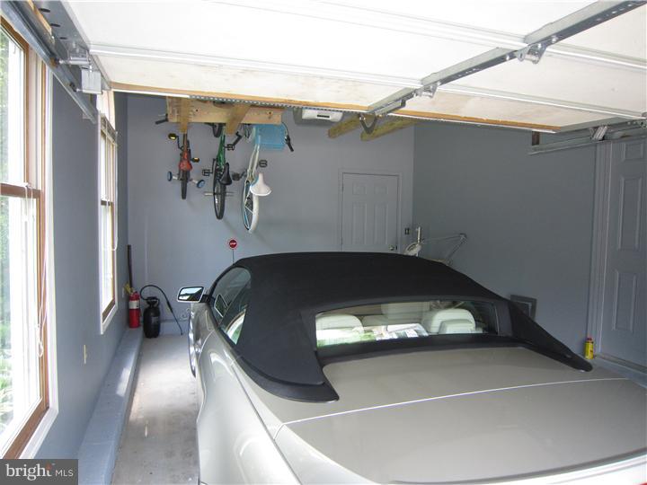 1048 Sorrel Road Huntingdon Valley, PA 19006 - Photo 19 of 25 Garage