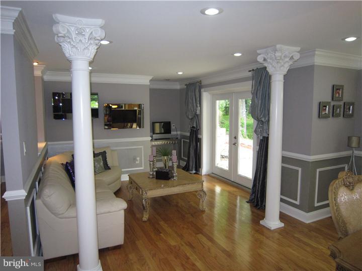 1048 Sorrel Road Huntingdon Valley, PA 19006 - Photo 4 of 25 Living Room