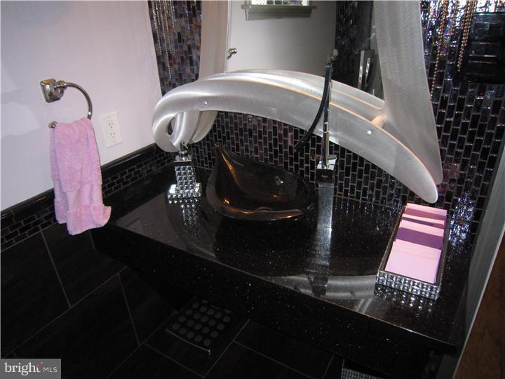 1048 Sorrel Road Huntingdon Valley, PA 19006 - Photo 10 of 25 Bathroom