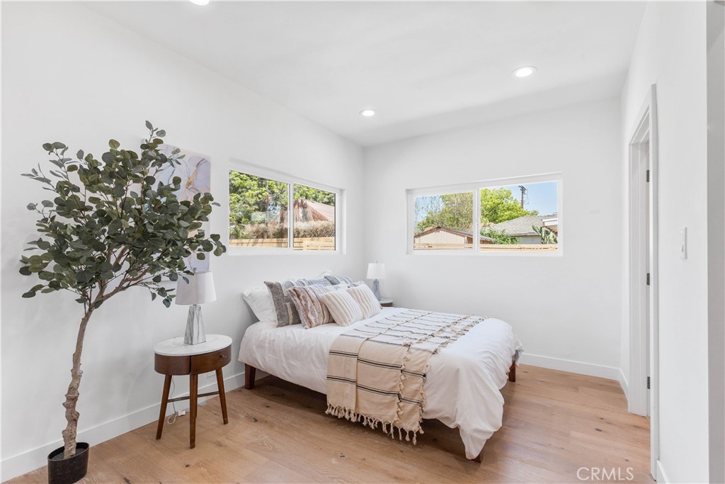 109 Painter Street Pasadena, CA 91103 - Photo 24 of 30 a bedroom with a bed and a potted plant