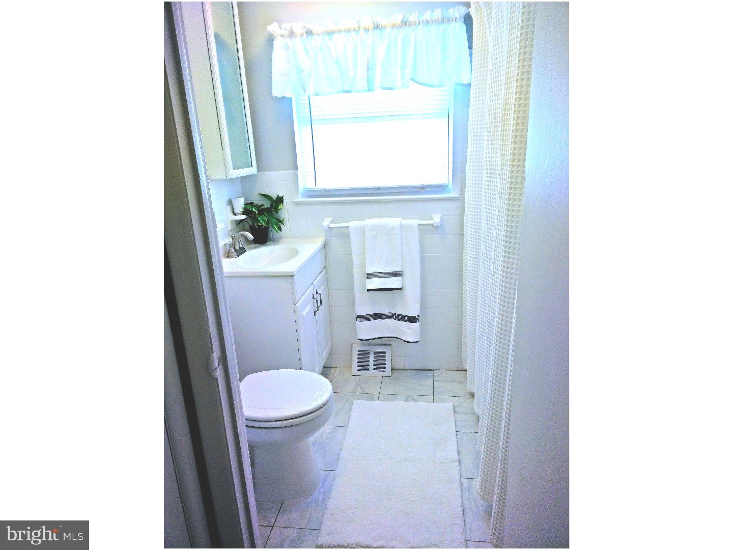 2807 Shelly Road Philadelphia, PA 19152 - Photo 13 of 25 Bathroom