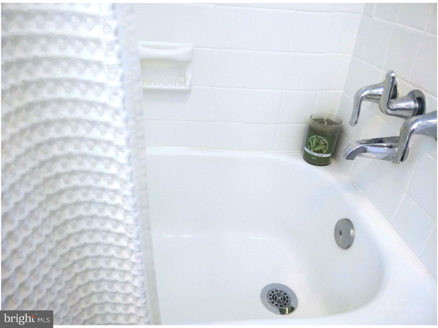 2807 Shelly Road Philadelphia, PA 19152 - Photo 14 of 25 Bathroom