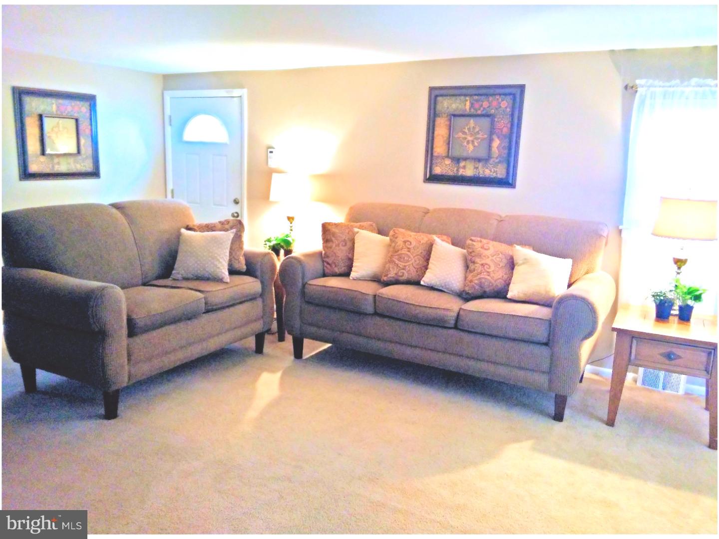 2807 Shelly Road Philadelphia, PA 19152 - Photo 3 of 25 Living Room