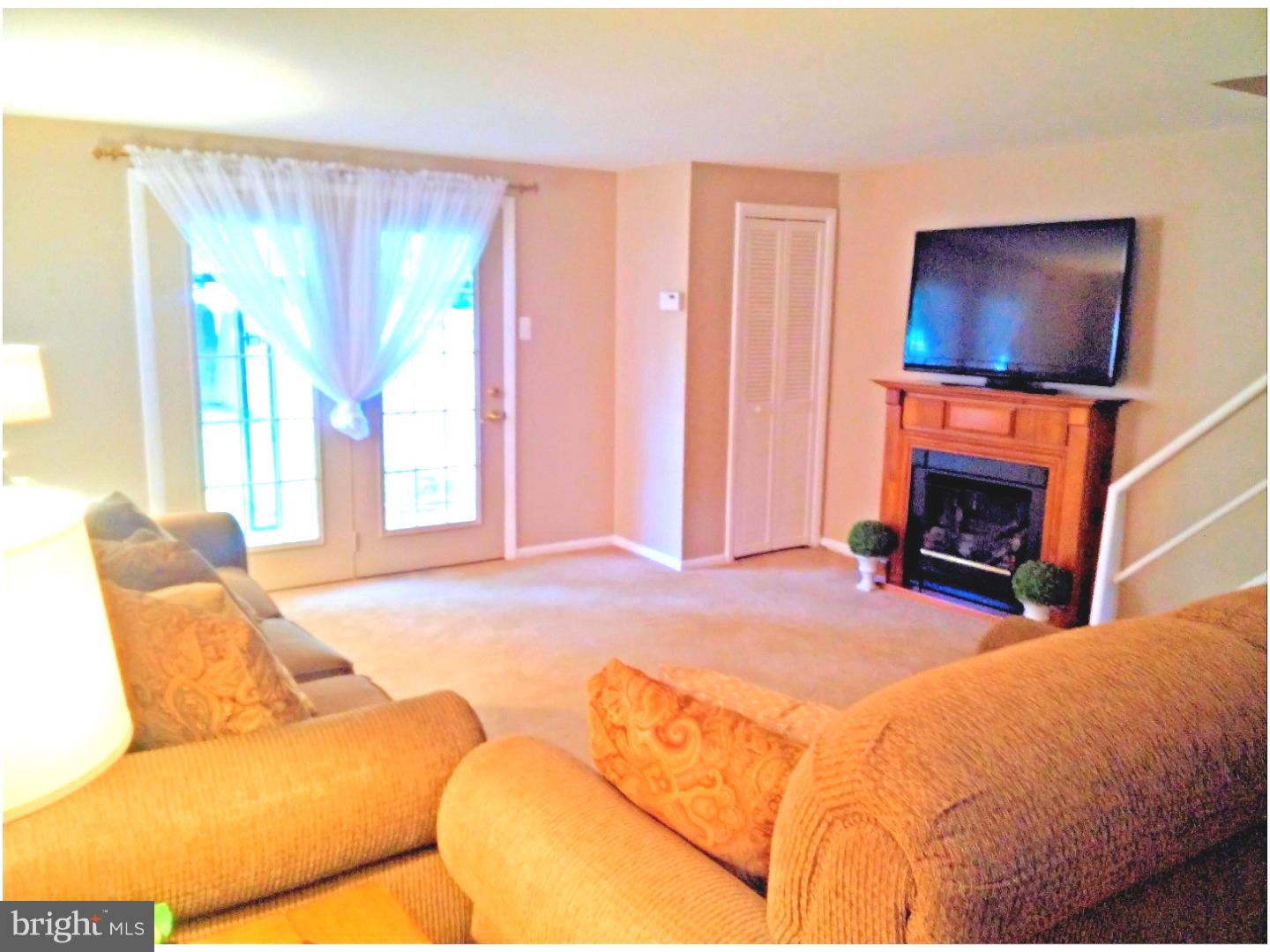 2807 Shelly Road Philadelphia, PA 19152 - Photo 4 of 25 Living Room