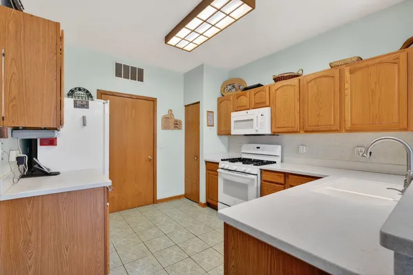 $249,900 | 16243 Tomahawk Lake Court, Crest Hill, IL 60403