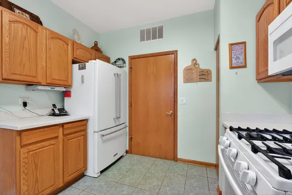 $249,900 | 16243 Tomahawk Lake Court, Crest Hill, IL 60403