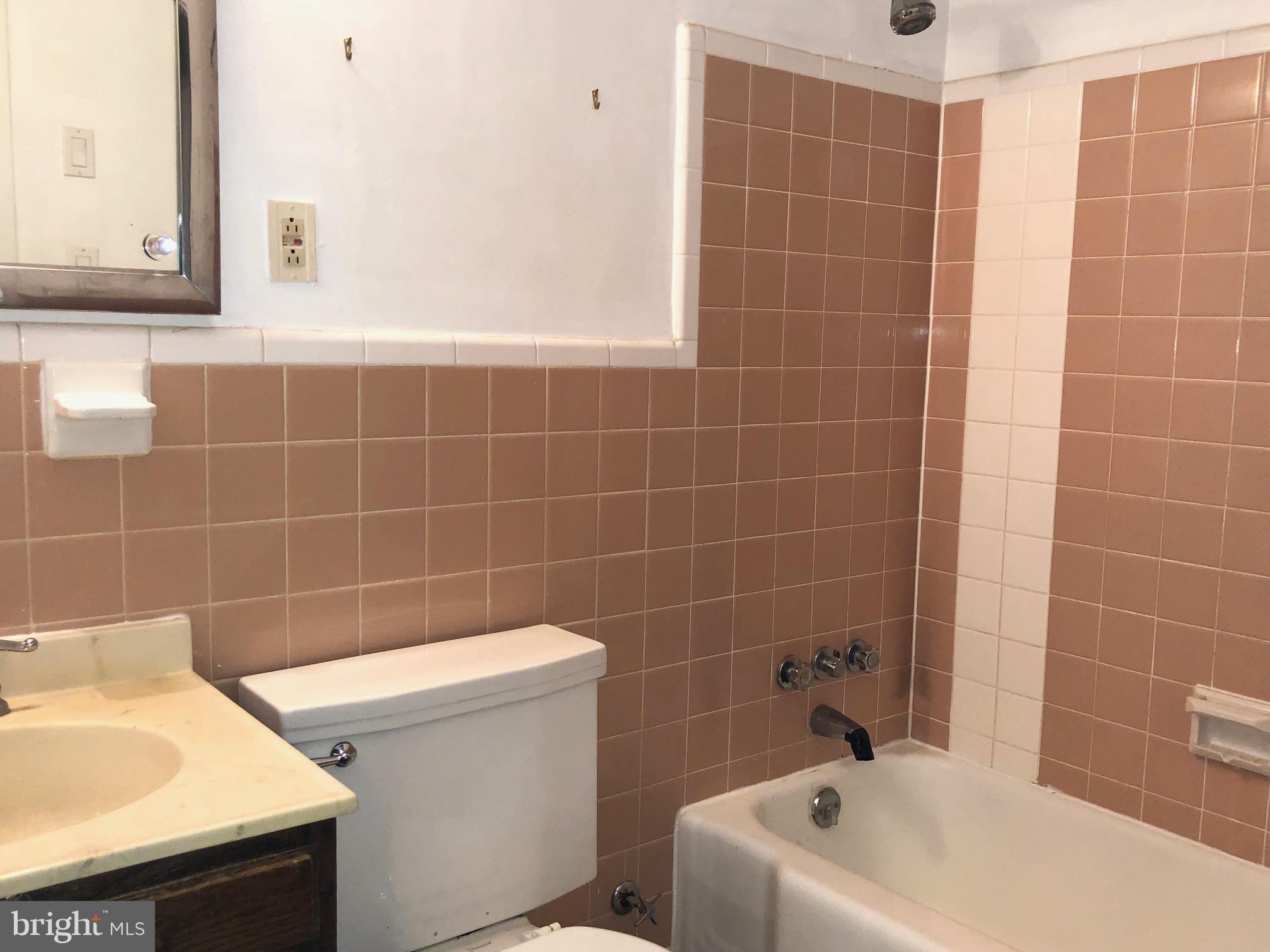 2710 Macomb Street Northwest, Unit 207 Washington, DC 20008 - Photo 5 of 14 Bath