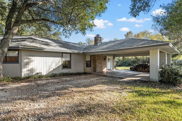 a view of a house with backyard and garden