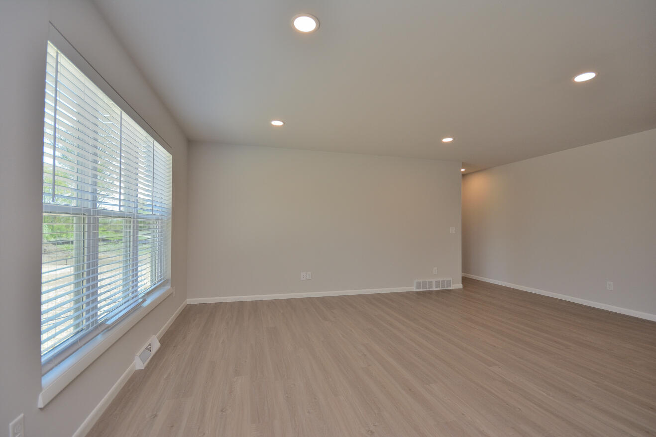 802 5 Mile Road Caledonia, WI 53402 - Photo 9 of 27 Great Room
