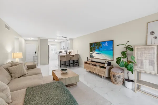 $2,500 | 322 North Federal Highway, Unit 137, Deerfield Beach, FL 33441