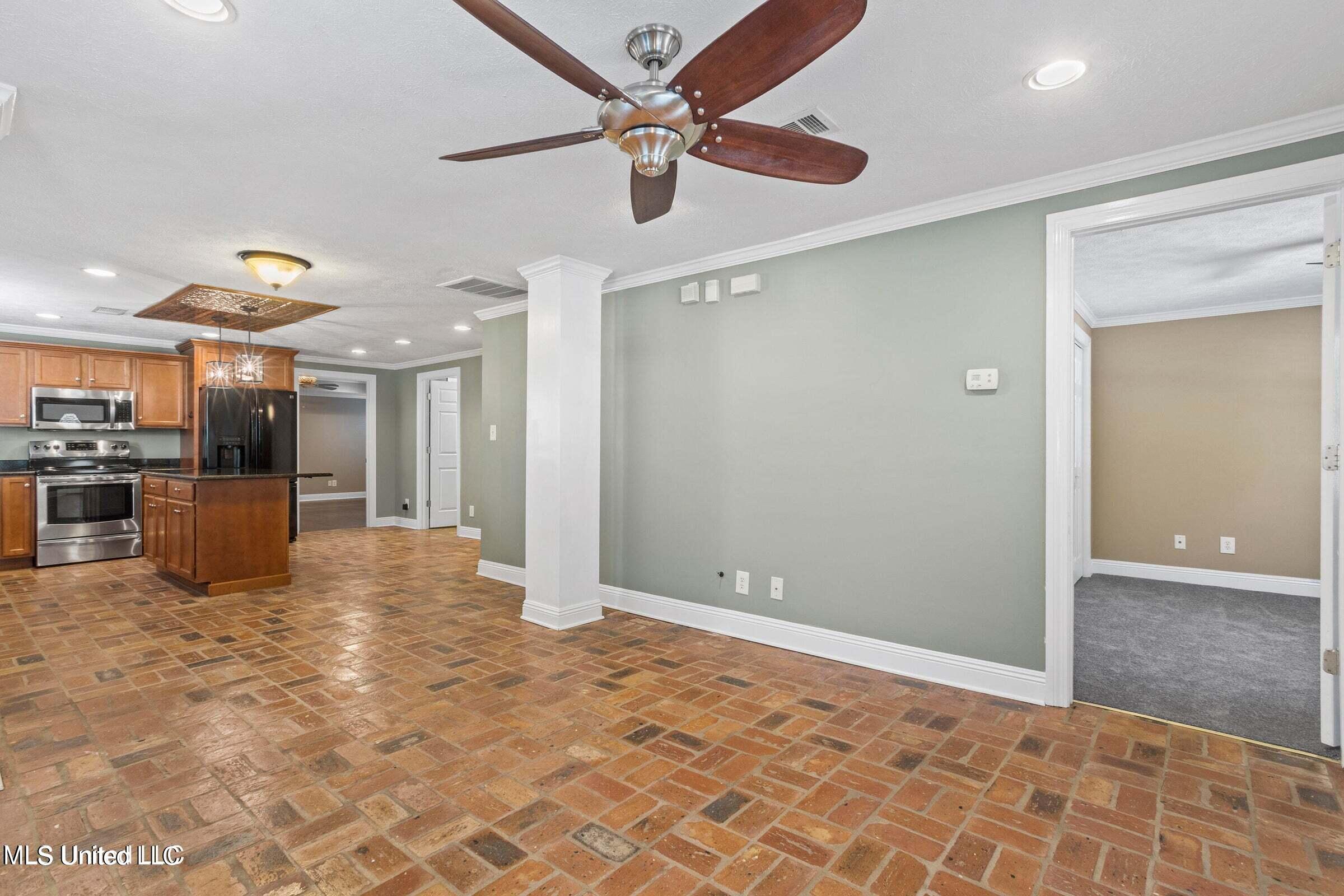 281 Santini Street Biloxi, MS 39530 - Photo 5 of 26 Living Space