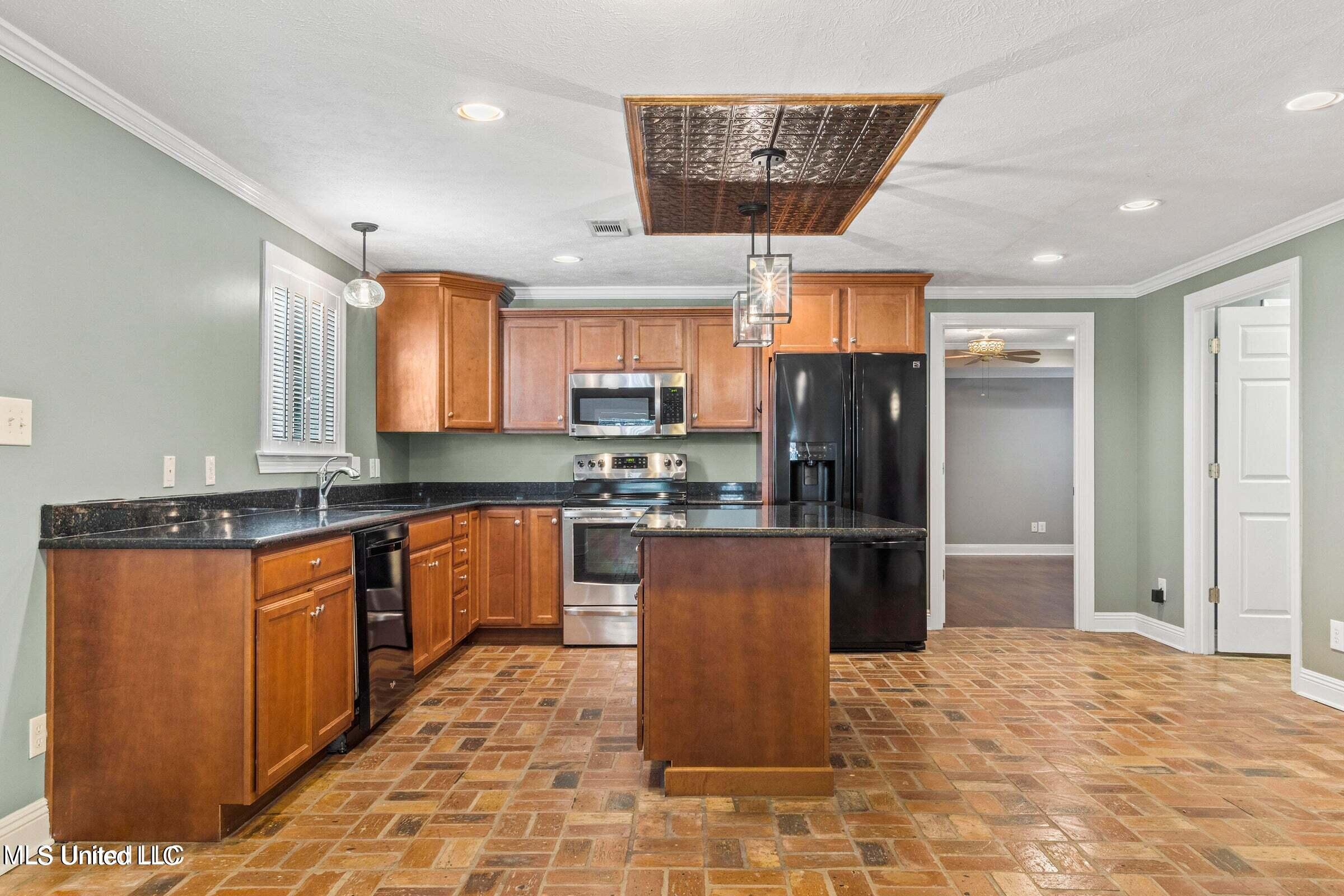 281 Santini Street Biloxi, MS 39530 - Photo 8 of 26 Kitchen