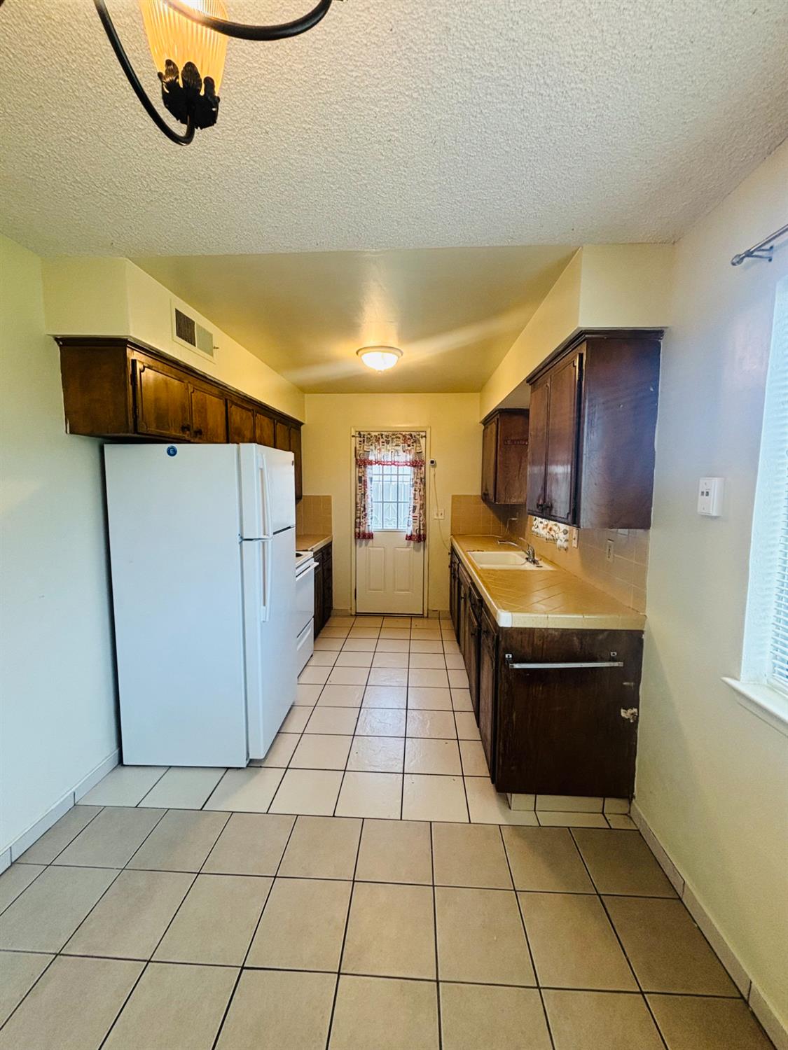 808 Ashlan Way Madera, CA 93638 - Photo 3 of 9