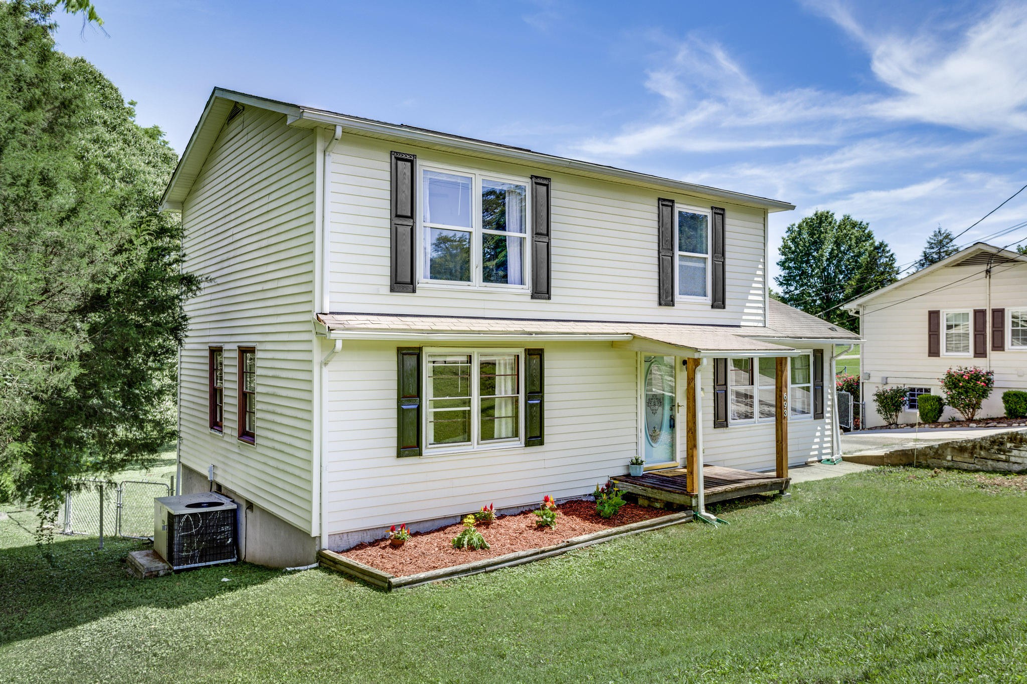 693 Robertsville Road Oak Ridge, TN 37830 - Photo 2 of 22 a front view of a house with a yard