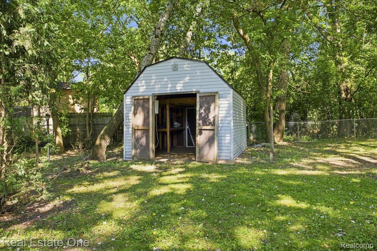 2931 Wisconsin Road Troy, MI 48083 - Photo 39 of 41 37-035_IMG_8526.jpg