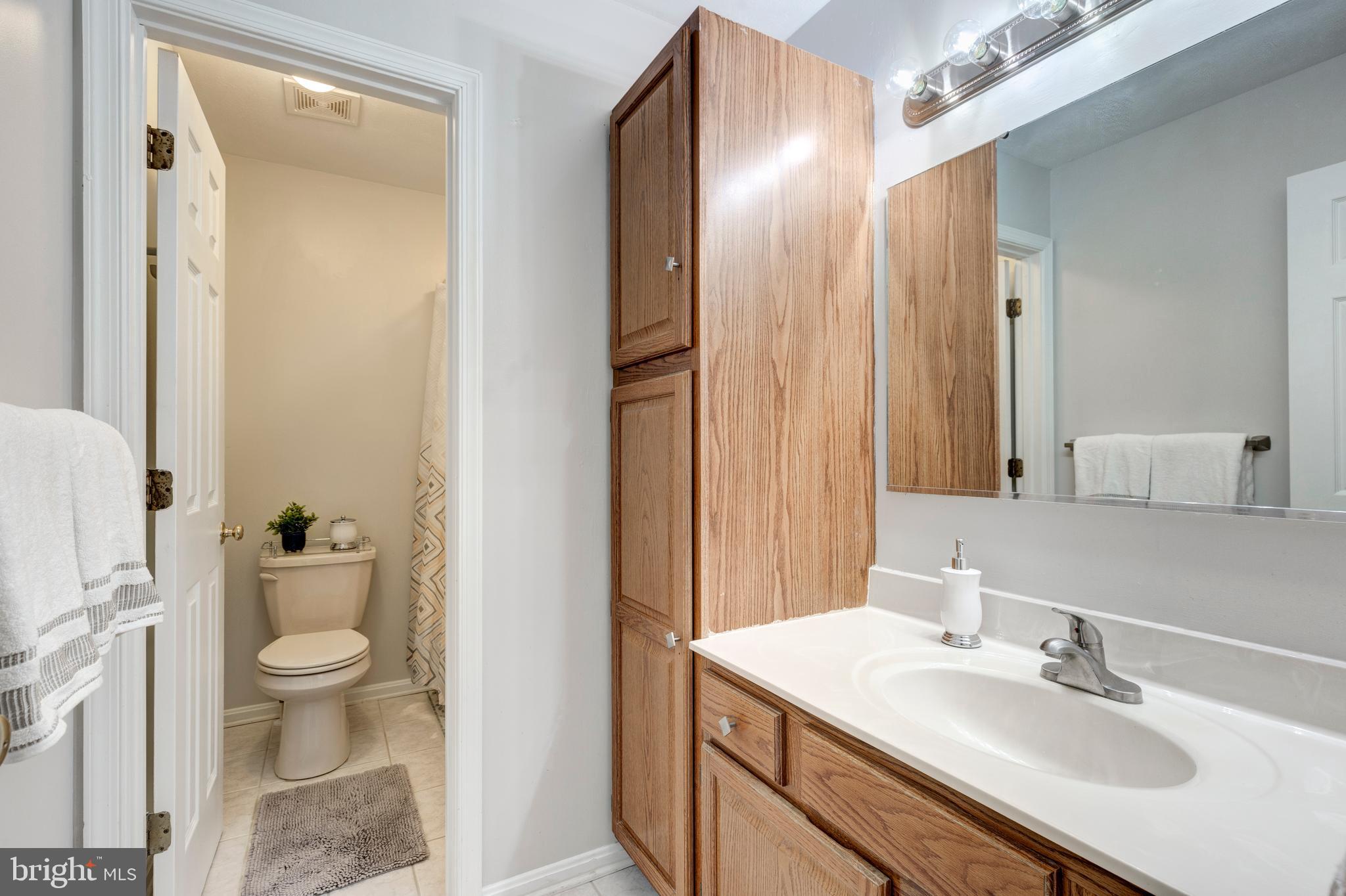 882 Gaming Square Hampstead, MD 21074 - Photo 26 of 46 Upper level full bath with linen cabinet