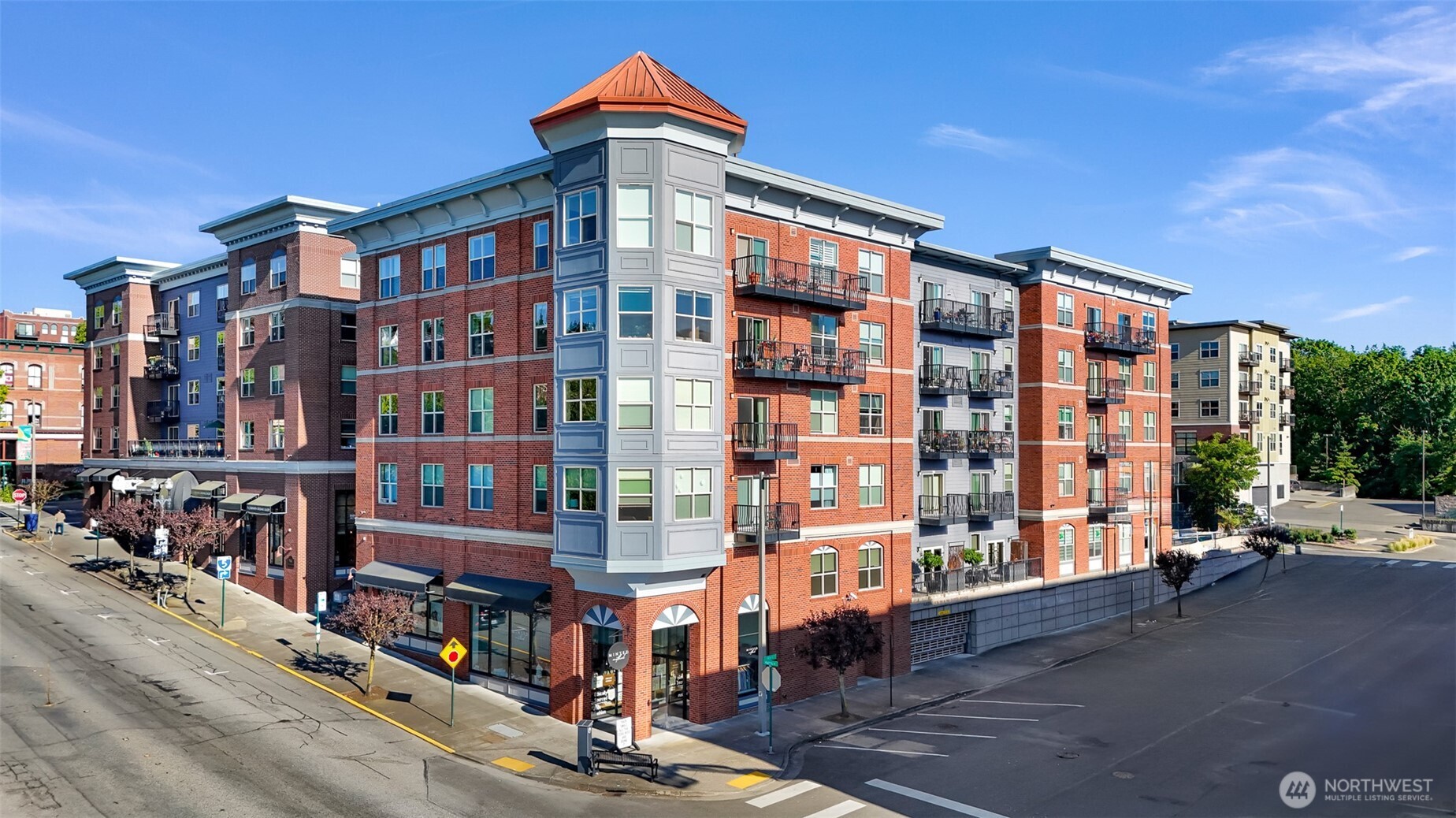 910 Harris Avenue, Unit 208 Bellingham, WA 98225 - Photo 2 of 33 a front view of a building with street view