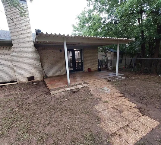 a view of a house with backyard