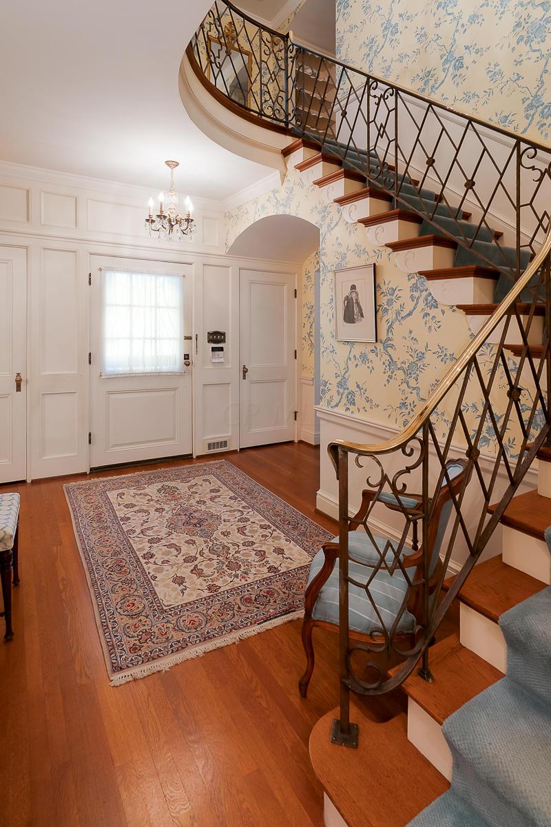 91 Ashbourne Road Columbus, OH 43209 - Photo 3 of 59