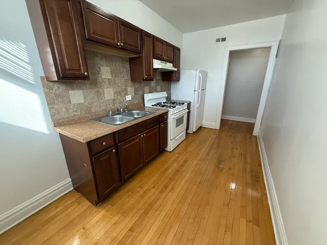 $1,395 | 2140 Clarence Avenue, Unit 2S, Berwyn, IL 60402