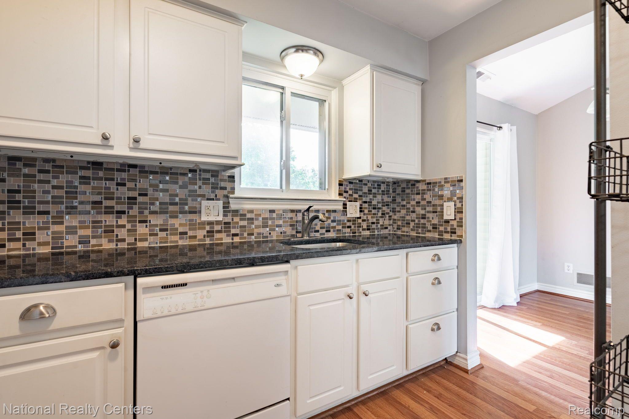 1663 Emerson Circle Rochester, MI 48307 - Photo 12 of 25 Gorgeous backsplash