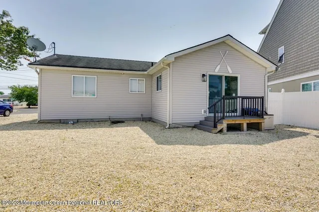 a view of a house with backyard