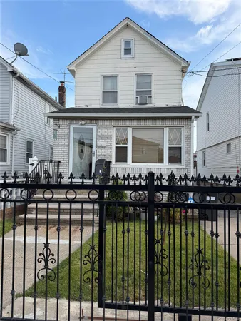 $829,999 | 221-30 103rd Avenue | Queens Village