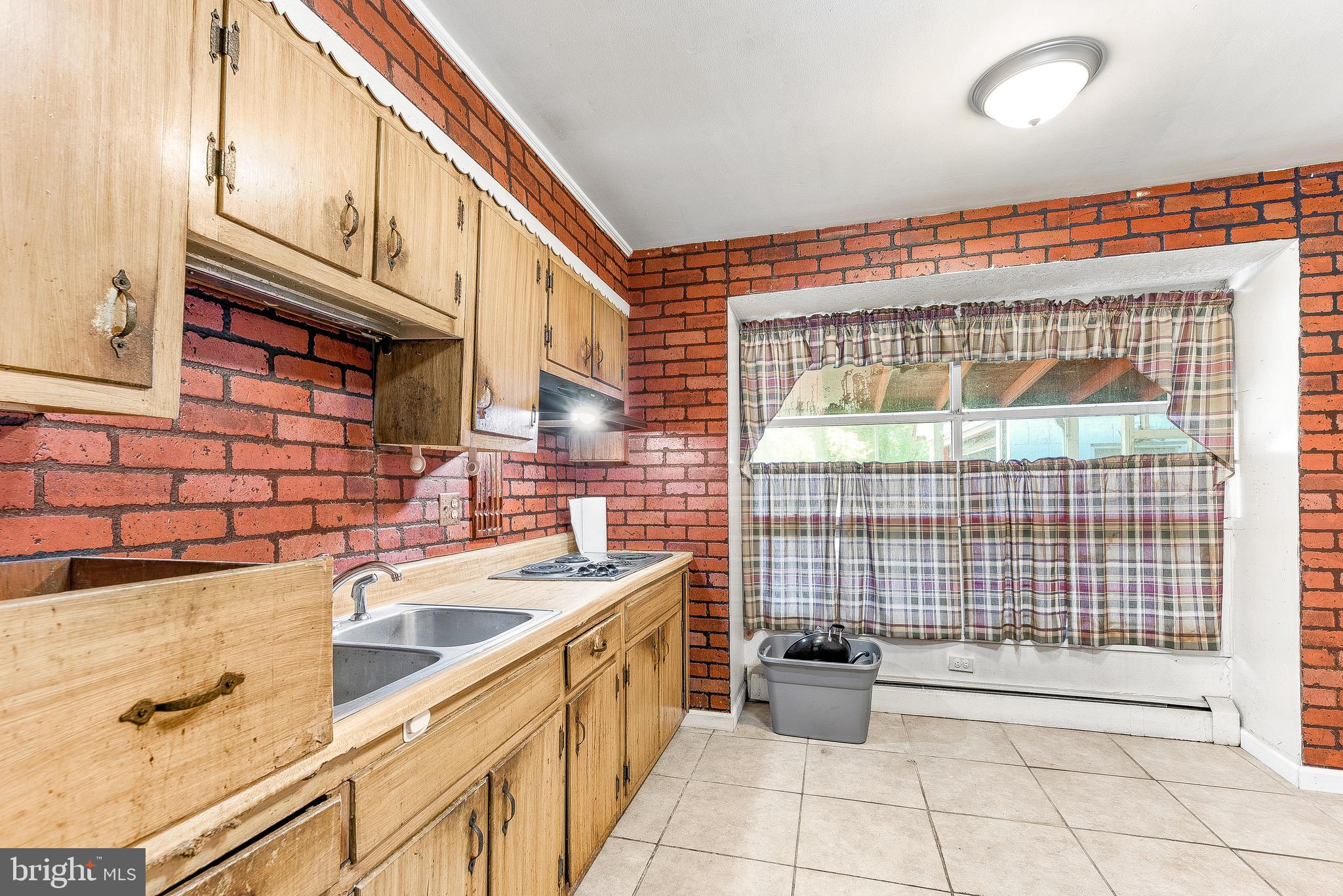 13606 Livingston Road Clinton, MD 20735 - Photo 7 of 33 Brick backsplash